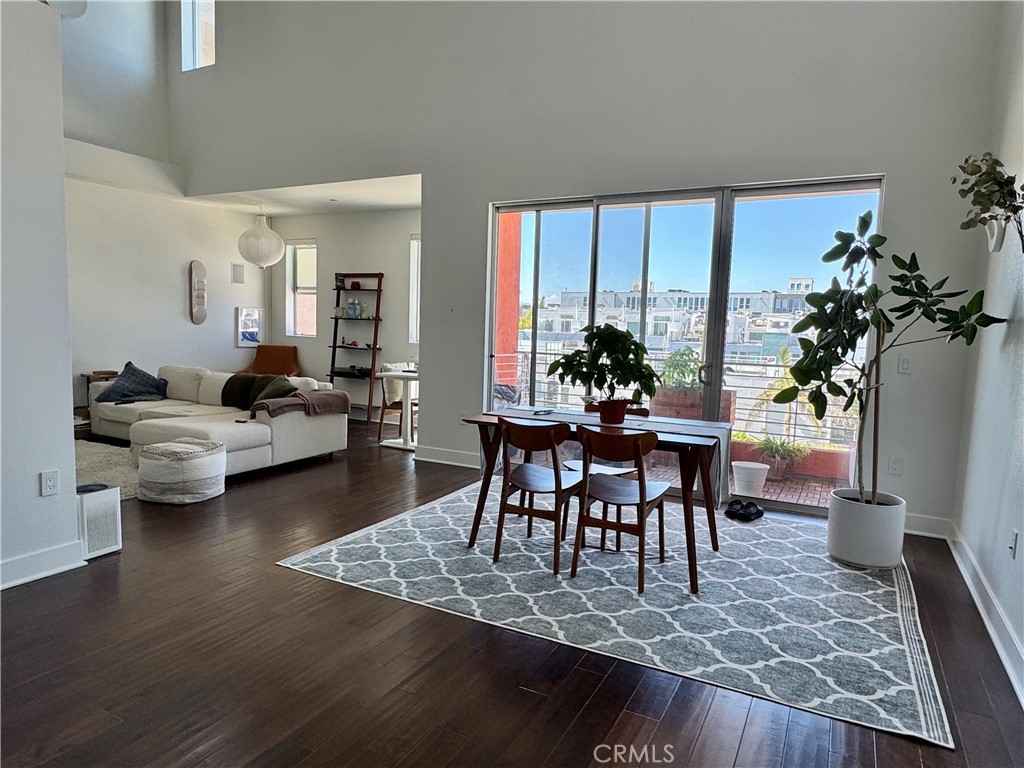 4211 Redwood Avenue 408