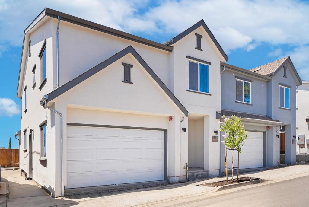 24 Silver Elm Court