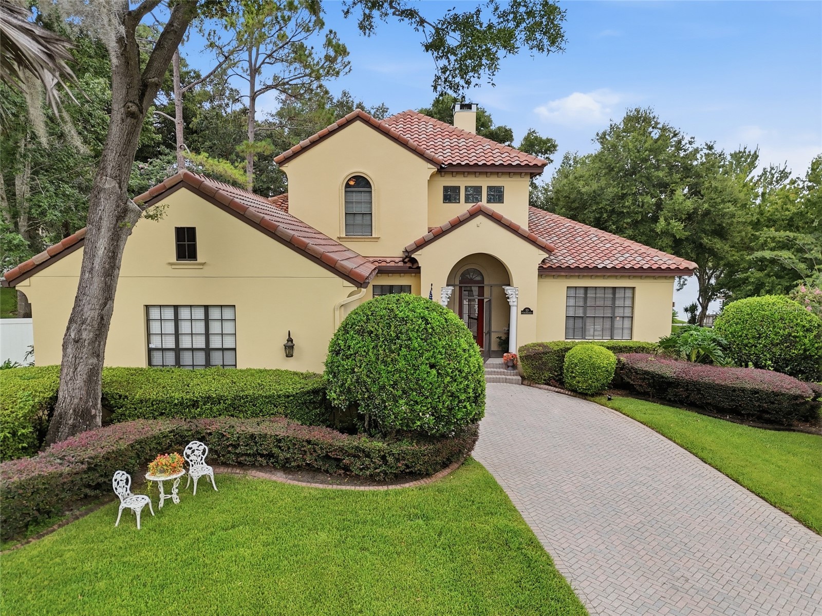 315 W BLUE WATER EDGE DRIVE