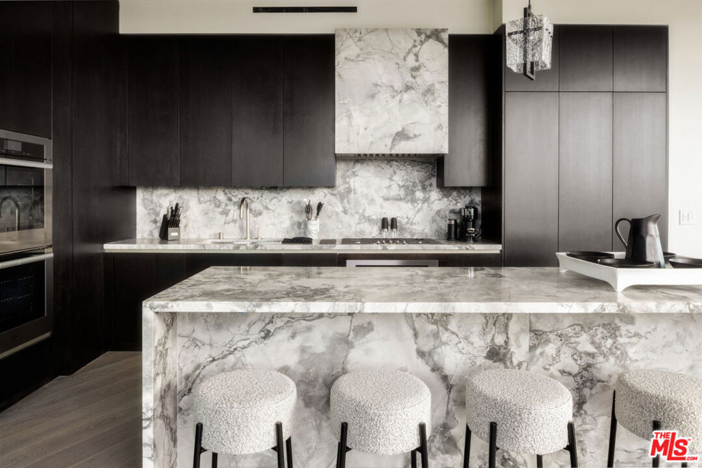 211 W Elm Court 11E