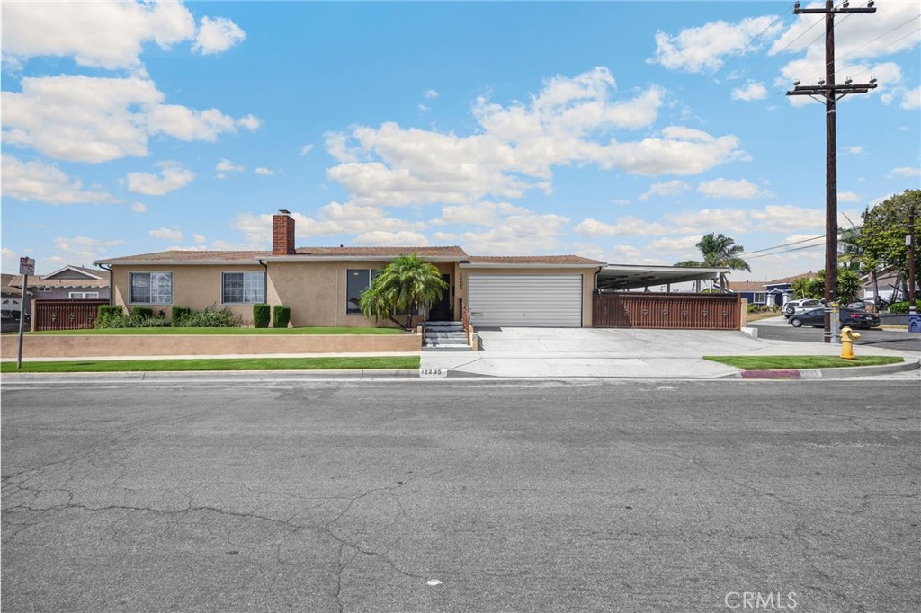 12205 S Halldale