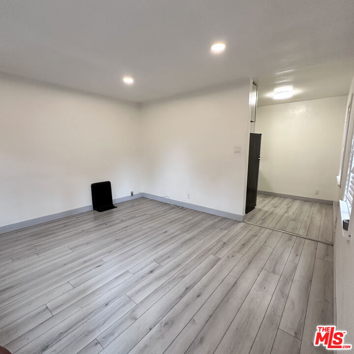 11223 Emelita Street 1/4