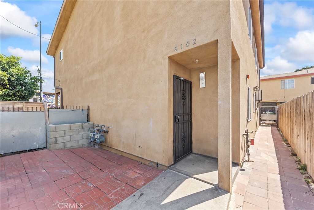 6102 S San Pedro Street