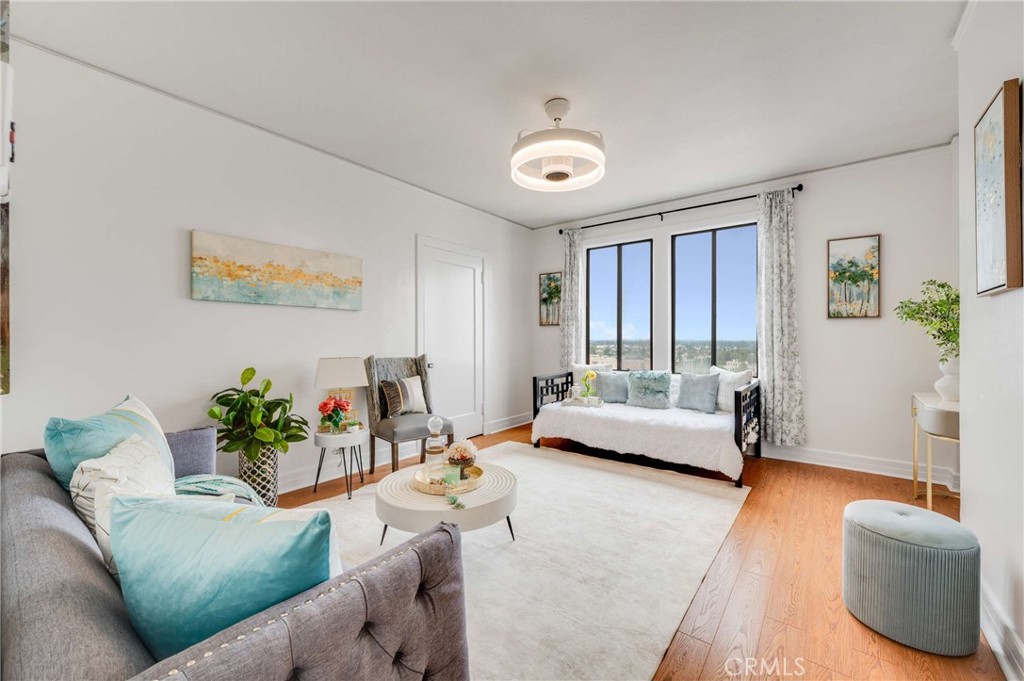 315 W 3rd 1011