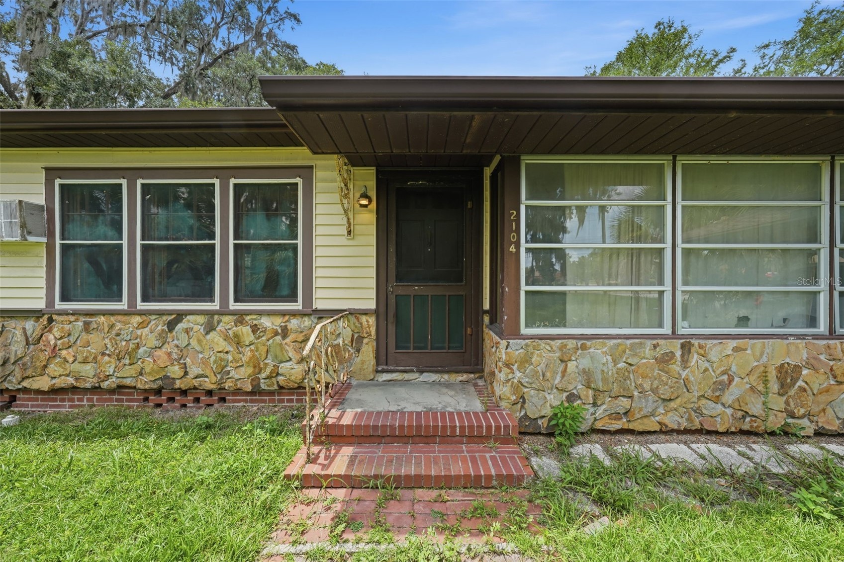 2104 SE LAKE WEIR AVENUE