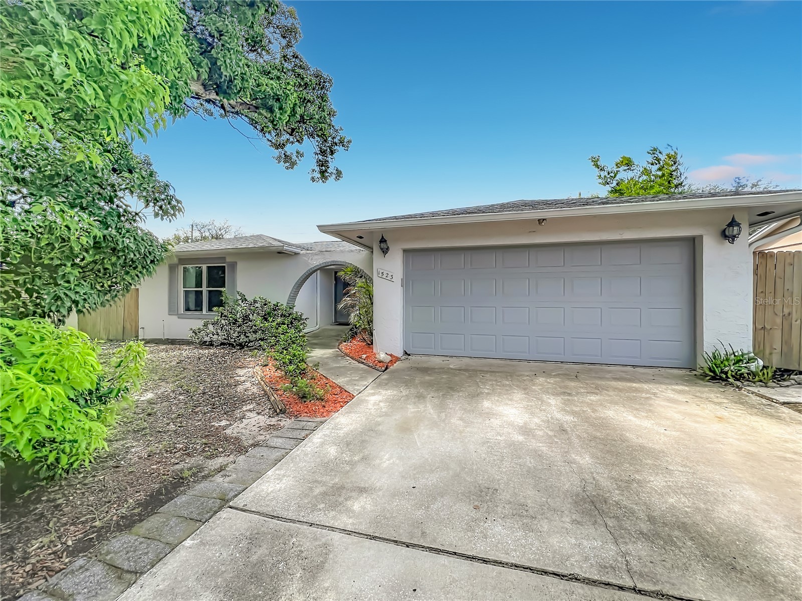 1523 CANTERBURY CIRCLE
