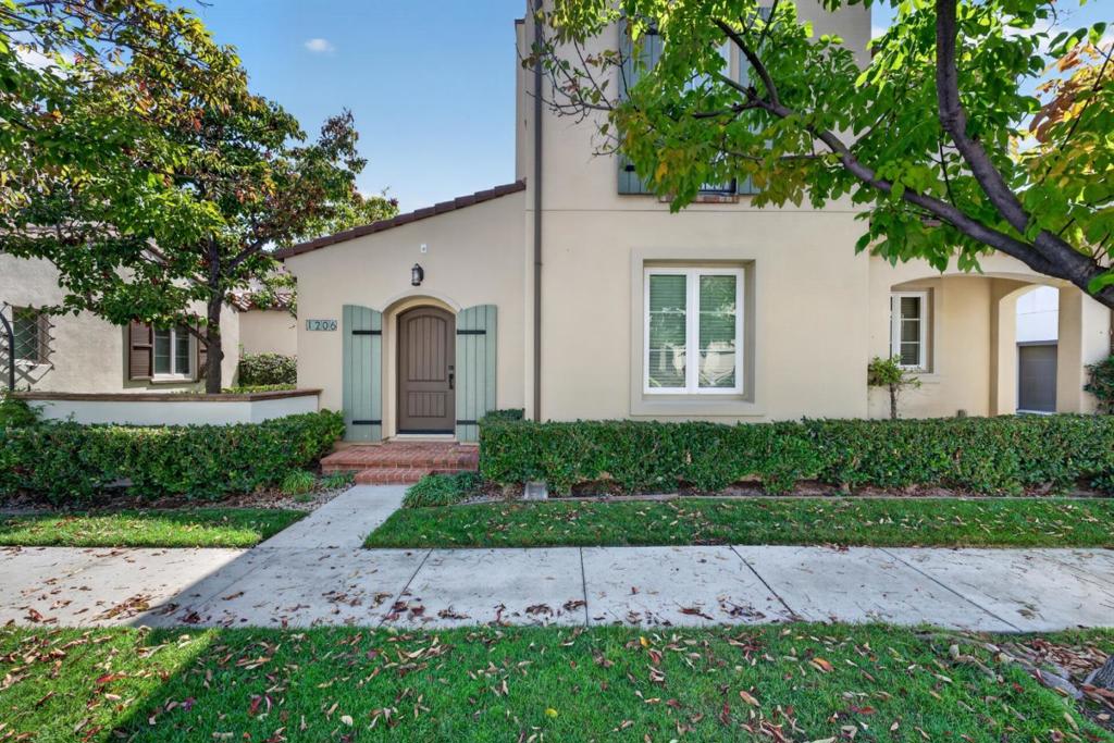 1206 Dahlia Loop