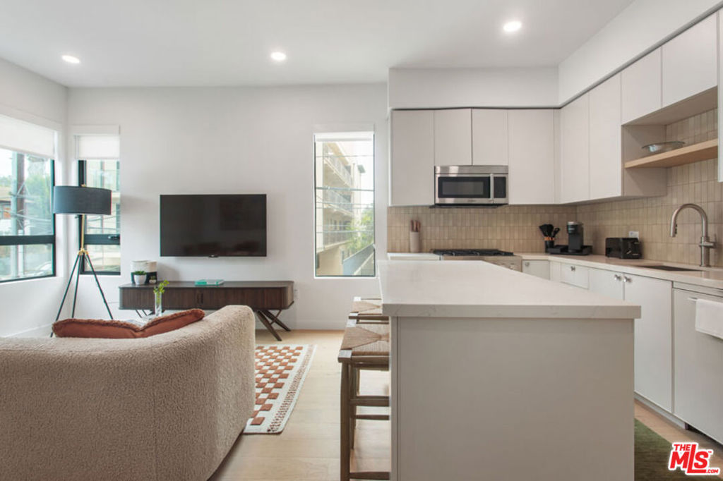 10310 Santa Monica Boulevard PH722