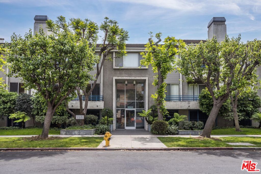 10932 Morrison Street 101