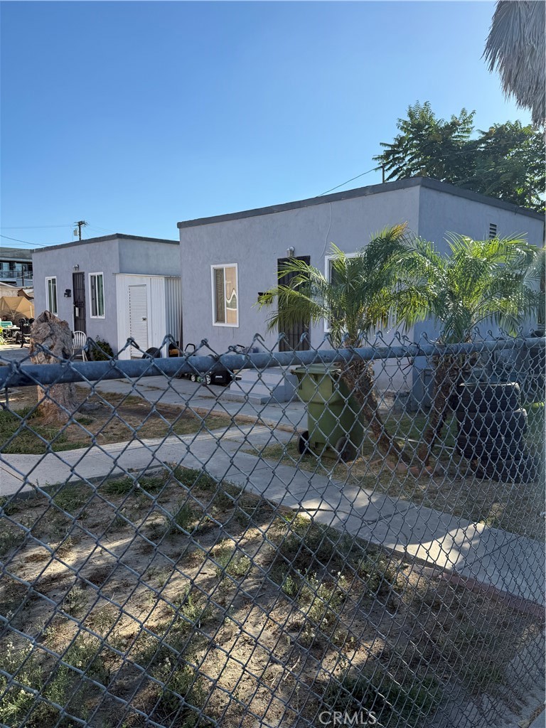 208 E Poplar