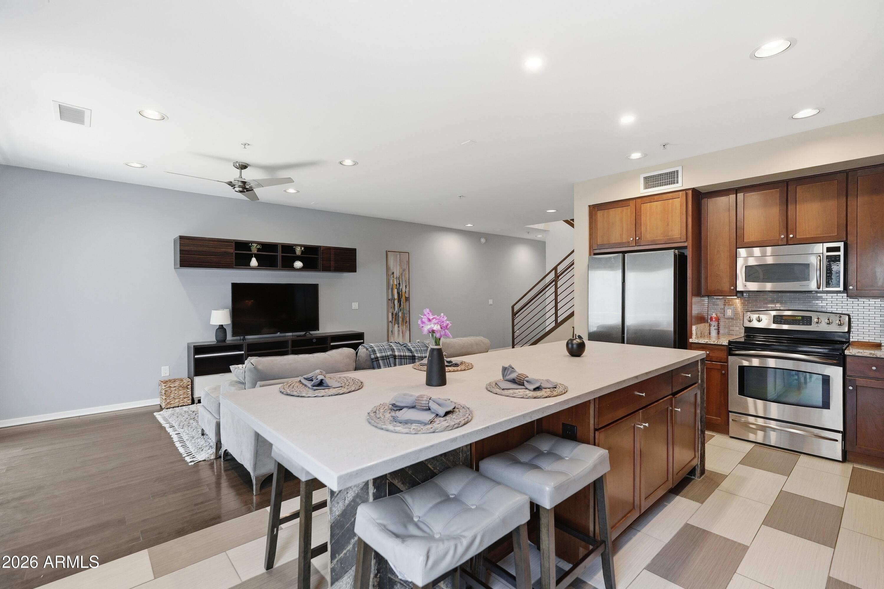 525 W LAKESIDE Drive 124, Tempe, AZ 85281