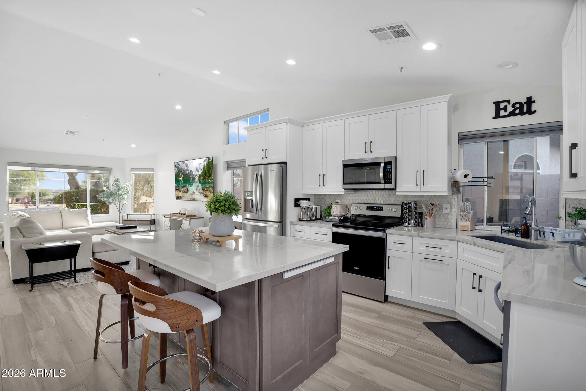 9410 E TOPEKA Drive, Scottsdale, AZ 85255
