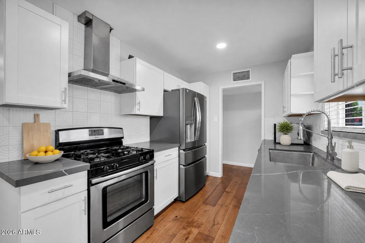 4702 E MCKINLEY Street, Phoenix, AZ 85008