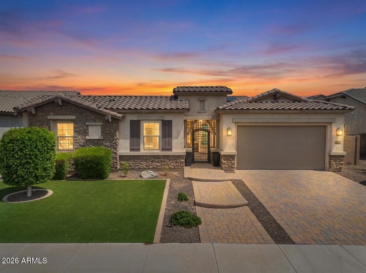 992 E PARKVIEW Drive, Gilbert, AZ 85295