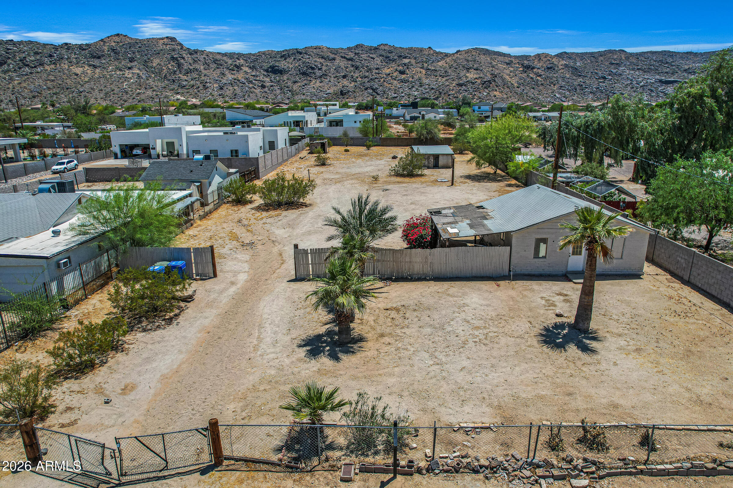 2237 E DESERT Lane, Phoenix, AZ 85042