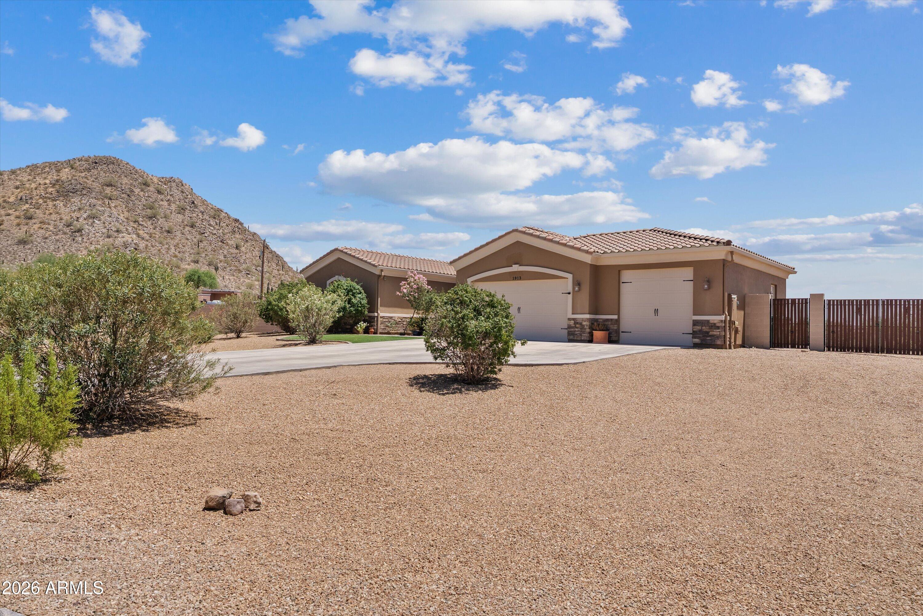 1913 W Laurie Lane, San Tan Valley, AZ 85144