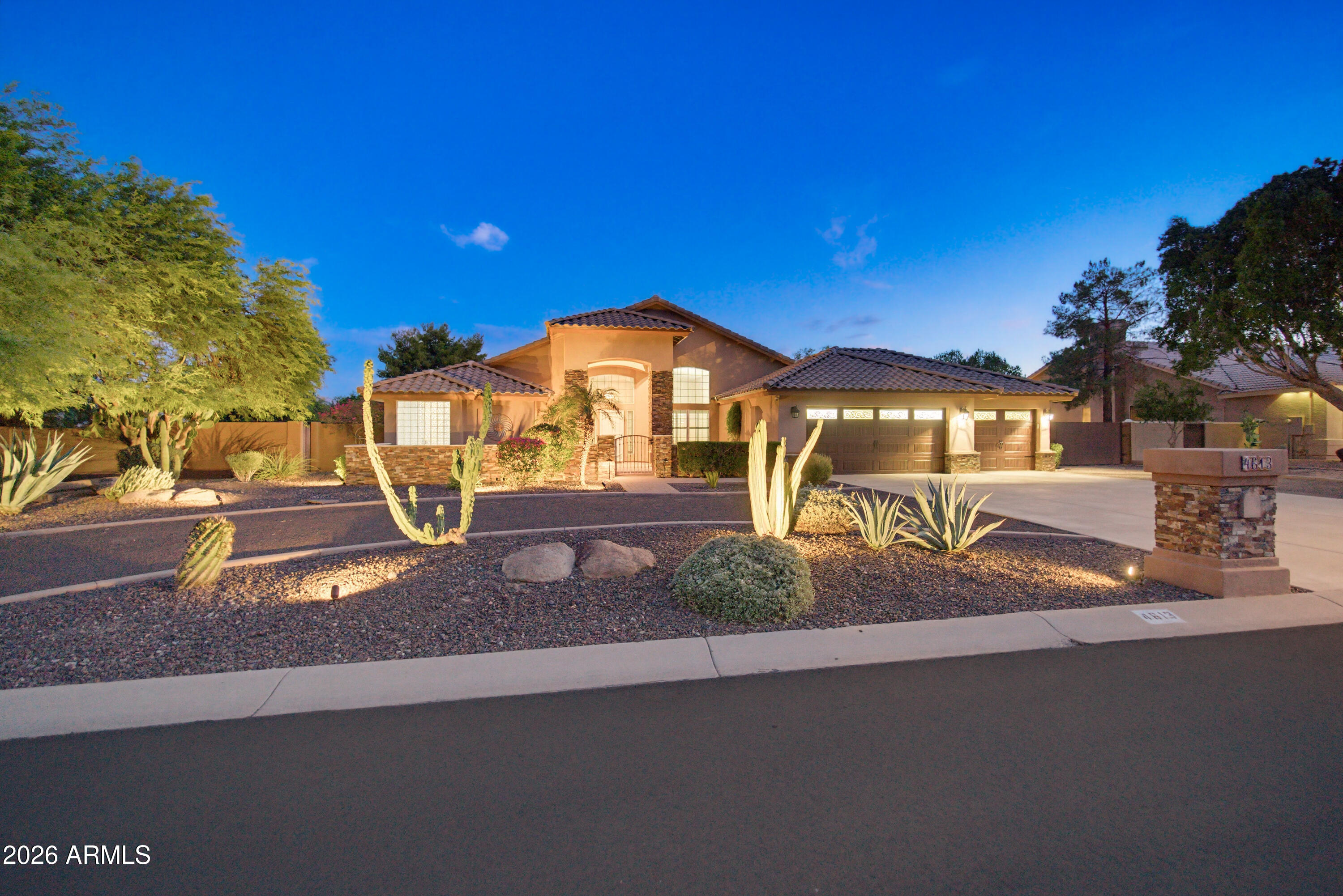 4613 W DESERT HOLLOW Drive, Phoenix, AZ 85083