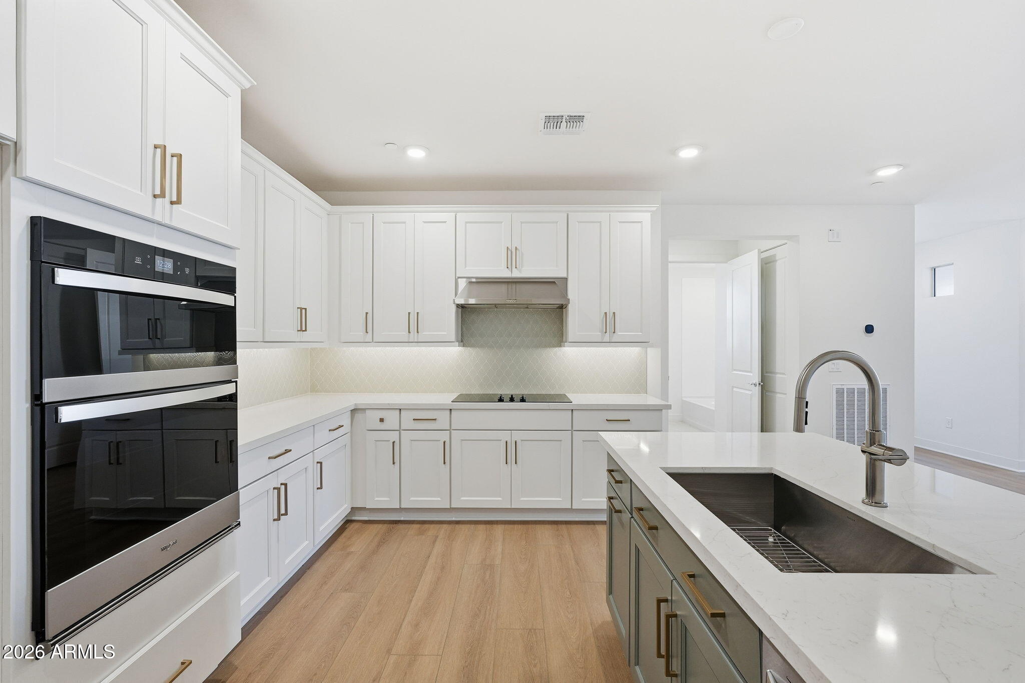 2121 W SONORAN DESERT Drive 81, Phoenix, AZ 85085
