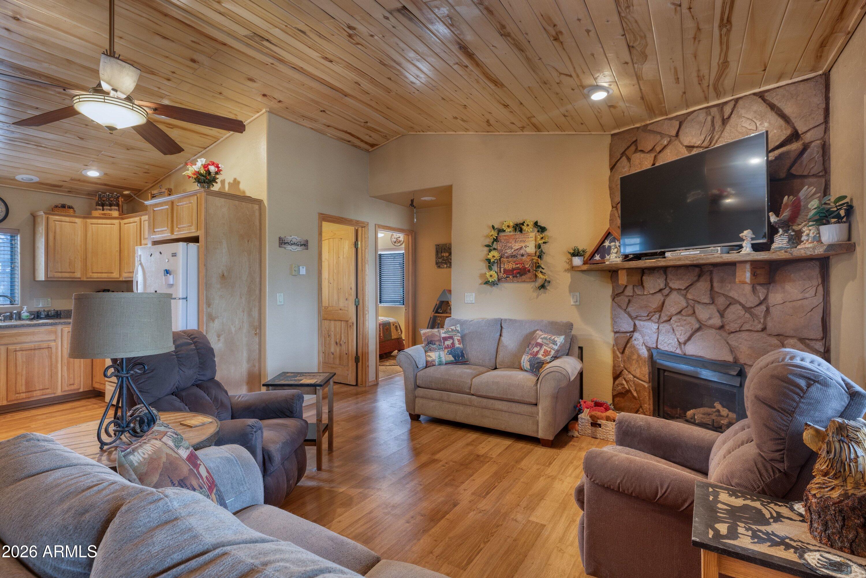 3524 BUCKSKIN Road, Overgaard, AZ 85933
