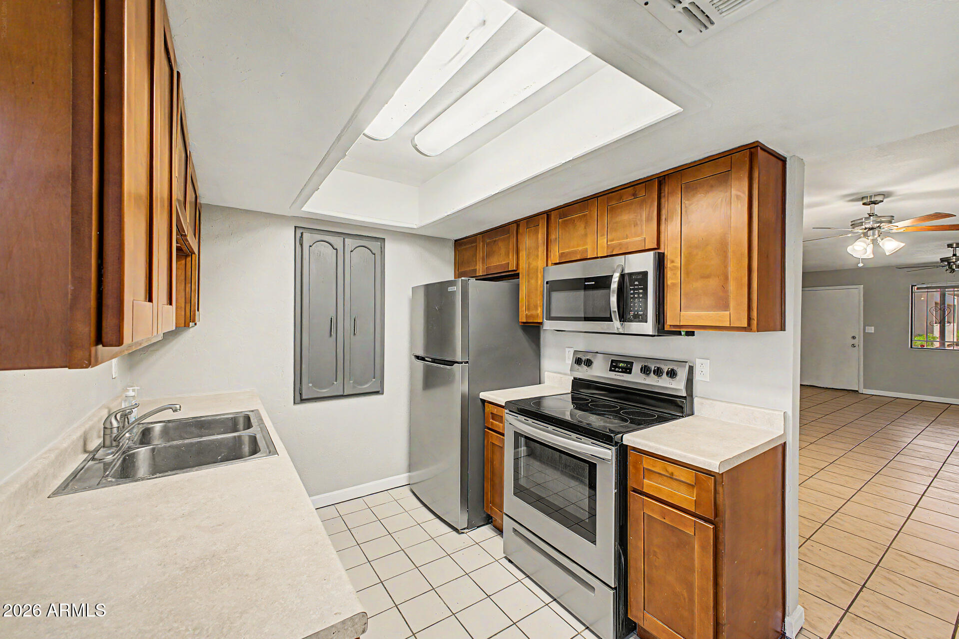 3301 E EARLL Drive 120, Phoenix, AZ 85018