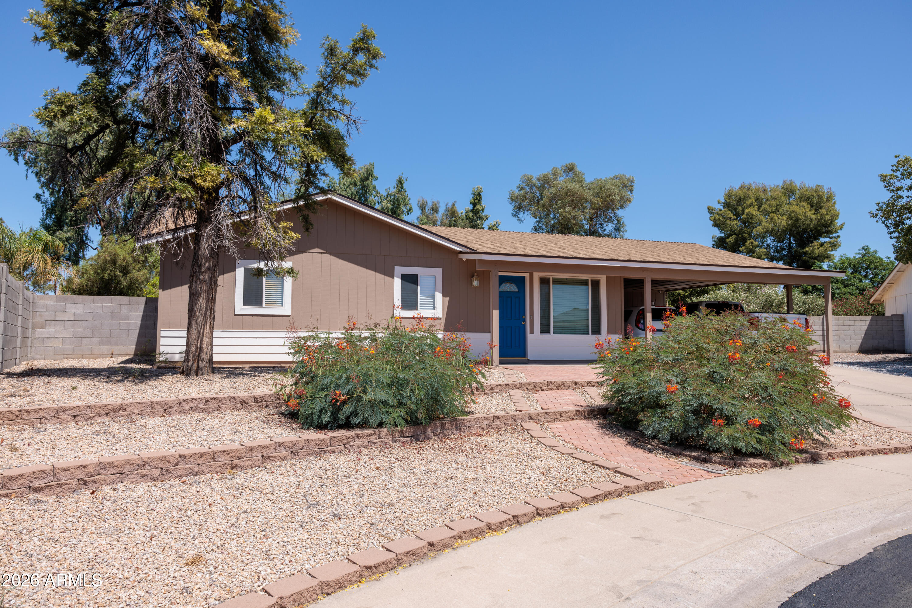 2526 E JOHN CABOT Road, Phoenix, AZ 85032