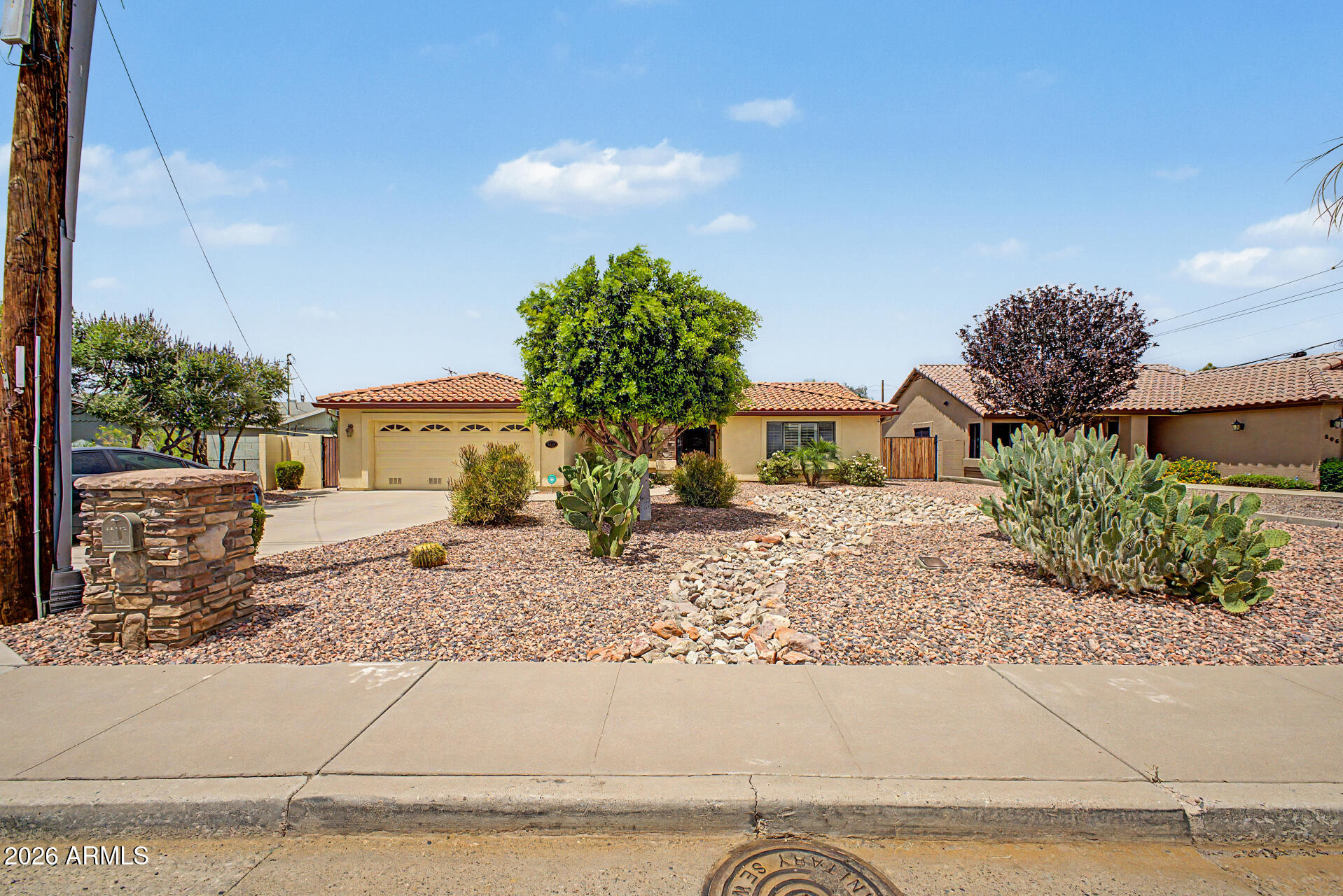 802 E ROBERTS Road, Phoenix, AZ 85022