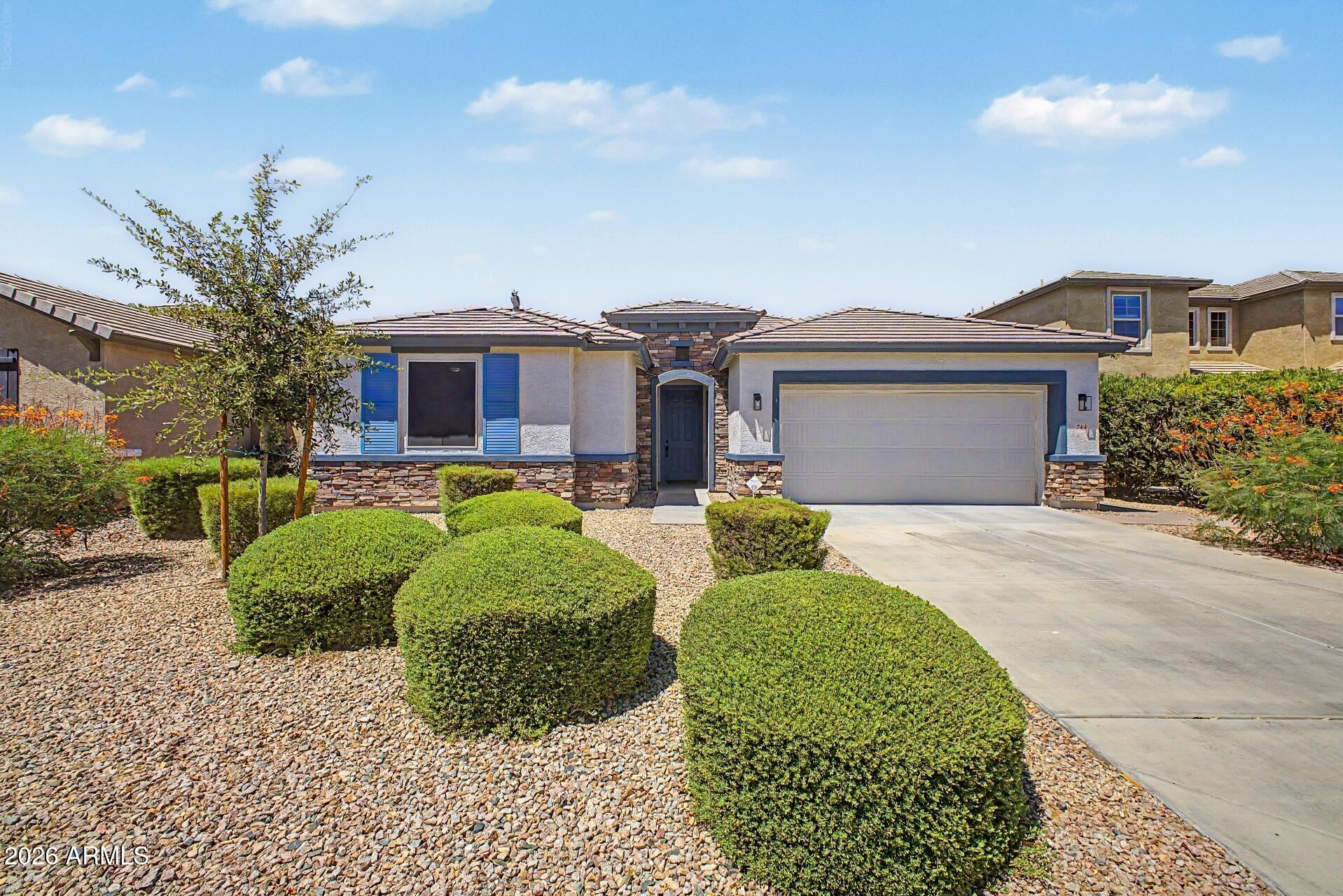 744 W DESERT HOLLOW Drive, San Tan Valley, AZ 85143