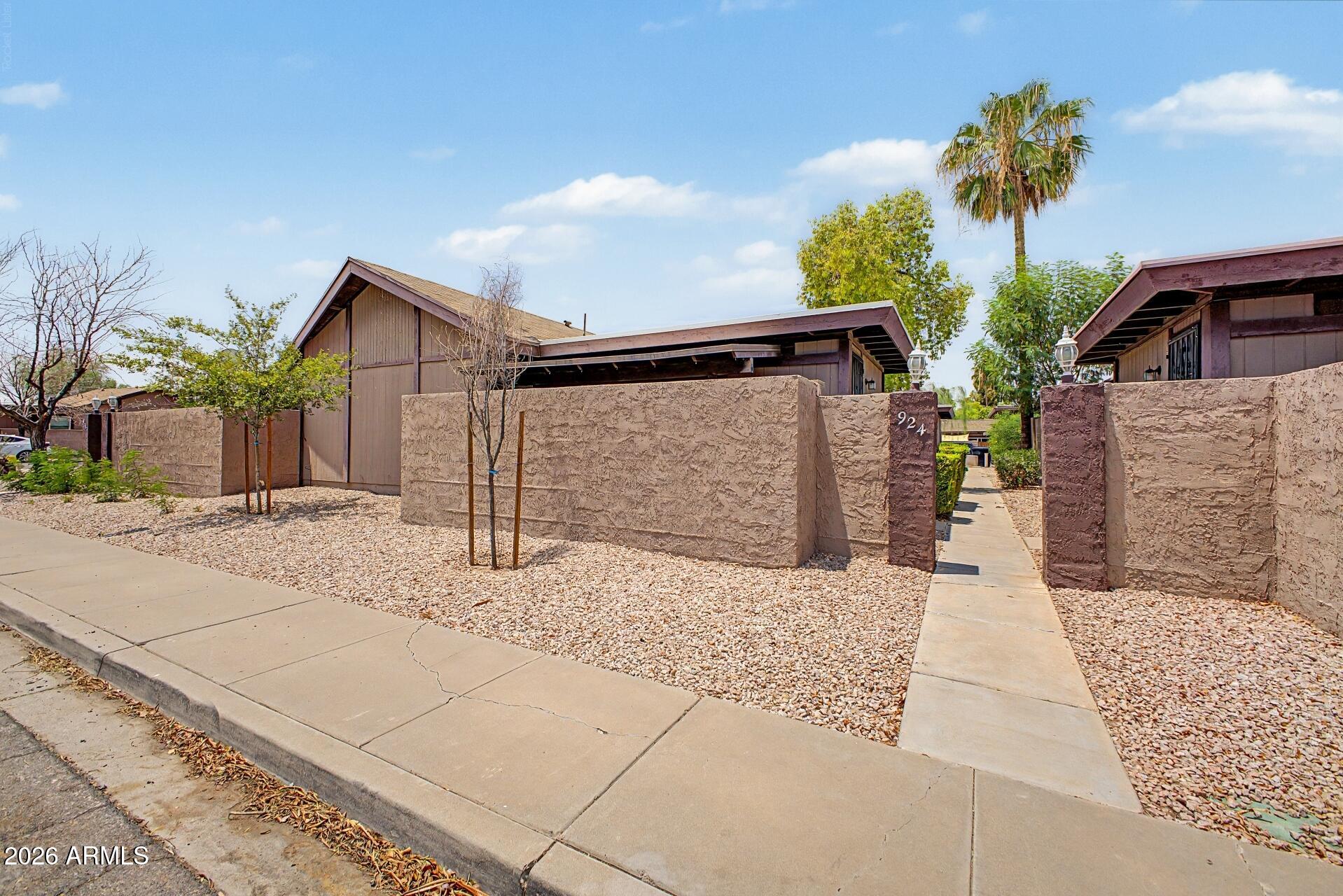 924 S HACIENDA Drive A, Tempe, AZ 85281