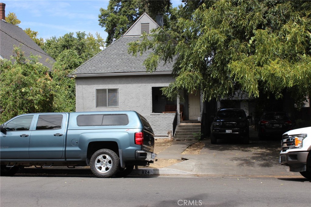 824 W 1st Street