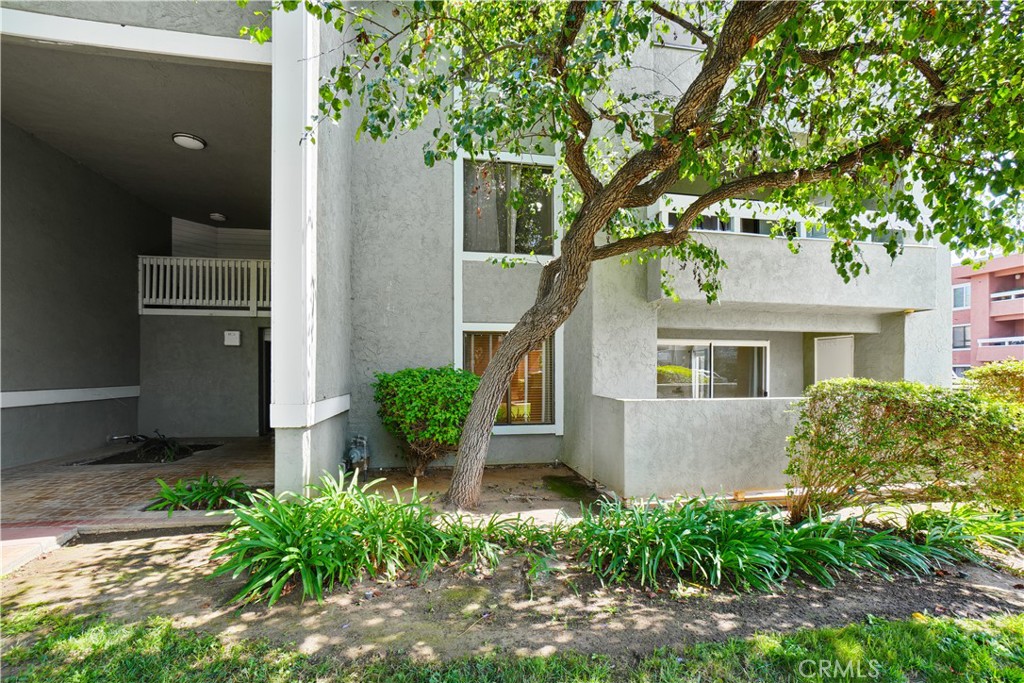 1040 E Washington 20