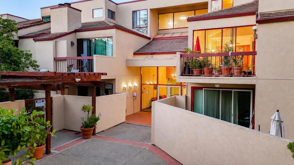 25912 Hayward Boulevard 215