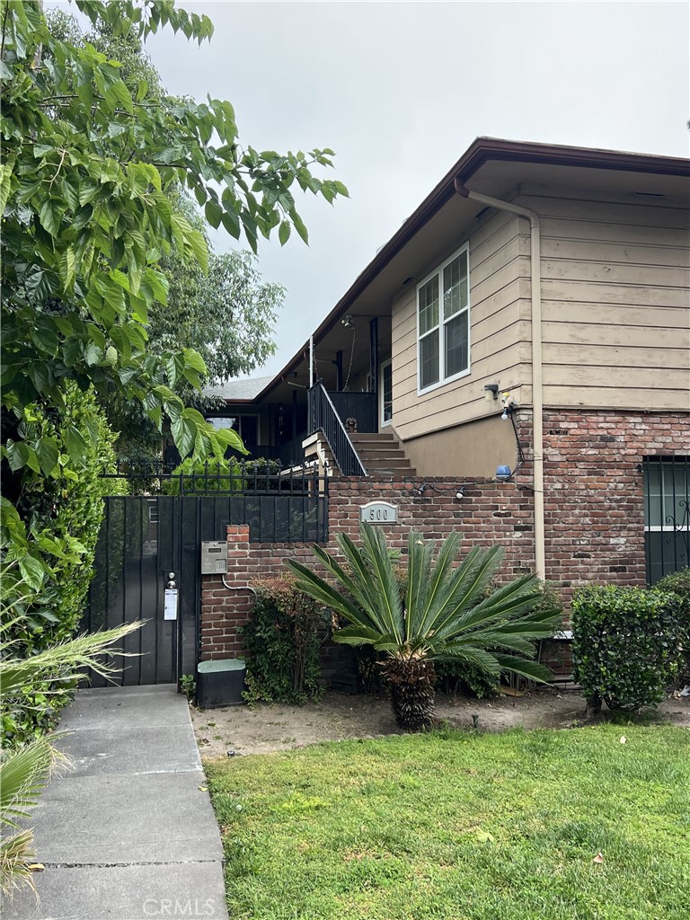 500 N Los Robles Avenue 6