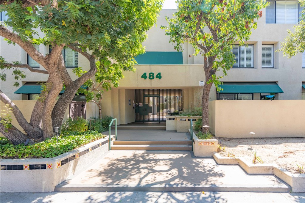 484 S Euclid 202