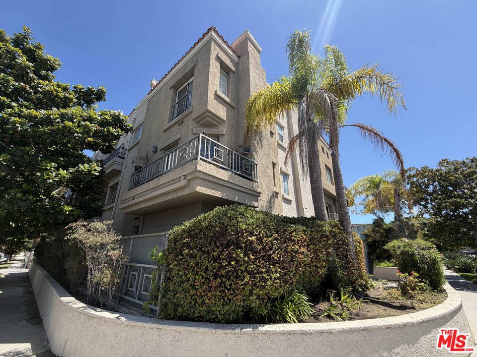 5154 Inglewood Boulevard 1