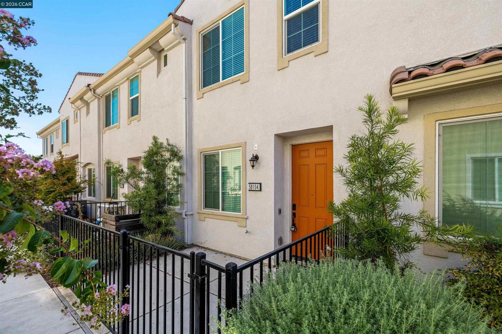 5301 E Commerce Way 58104