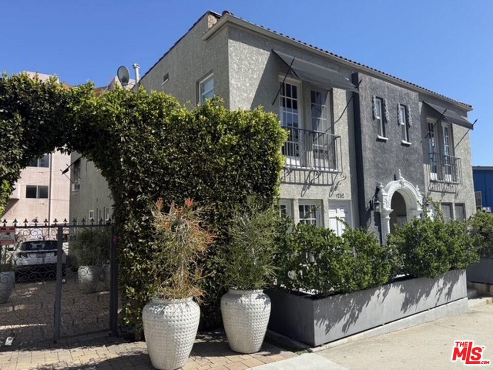 1750 N La Brea Avenue