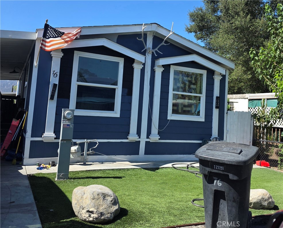 300 N Ellis 76