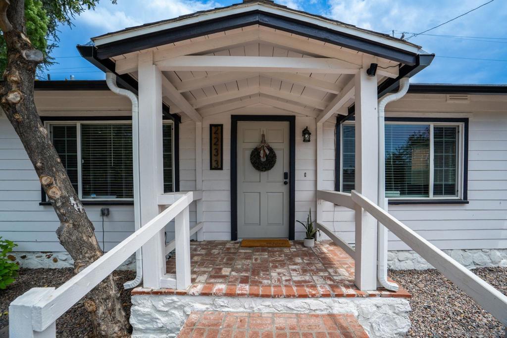 2233 35 W Victoria