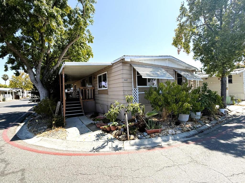 442 Los Encinos Avenue 442