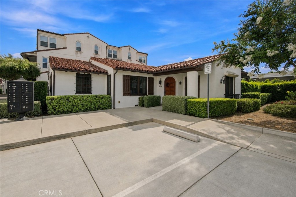 438 W Duarte