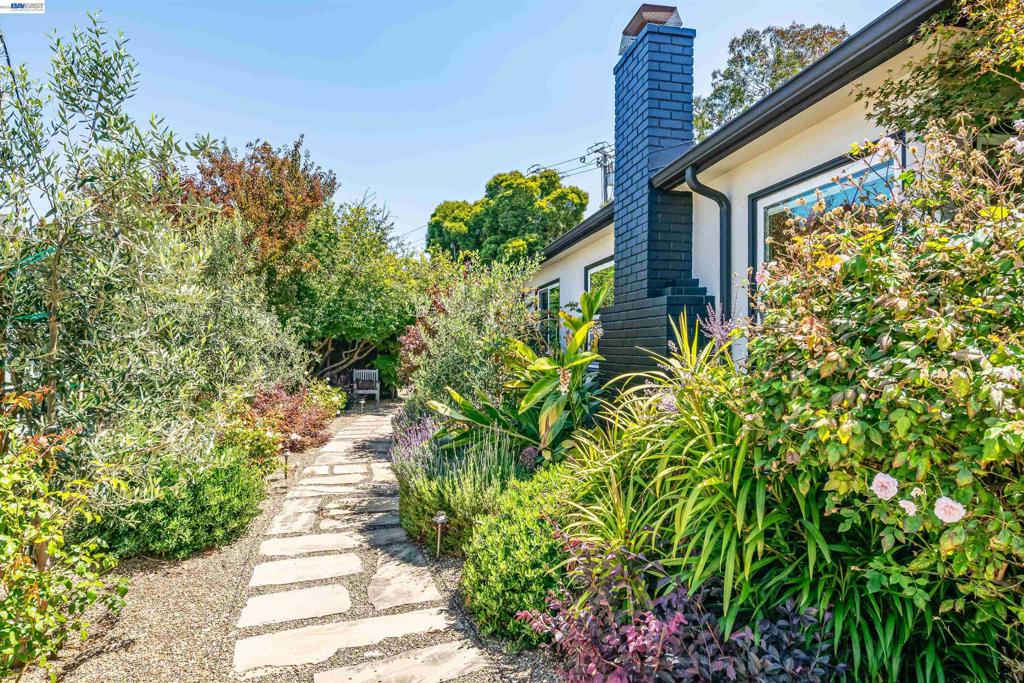 3229 Toyon Ter