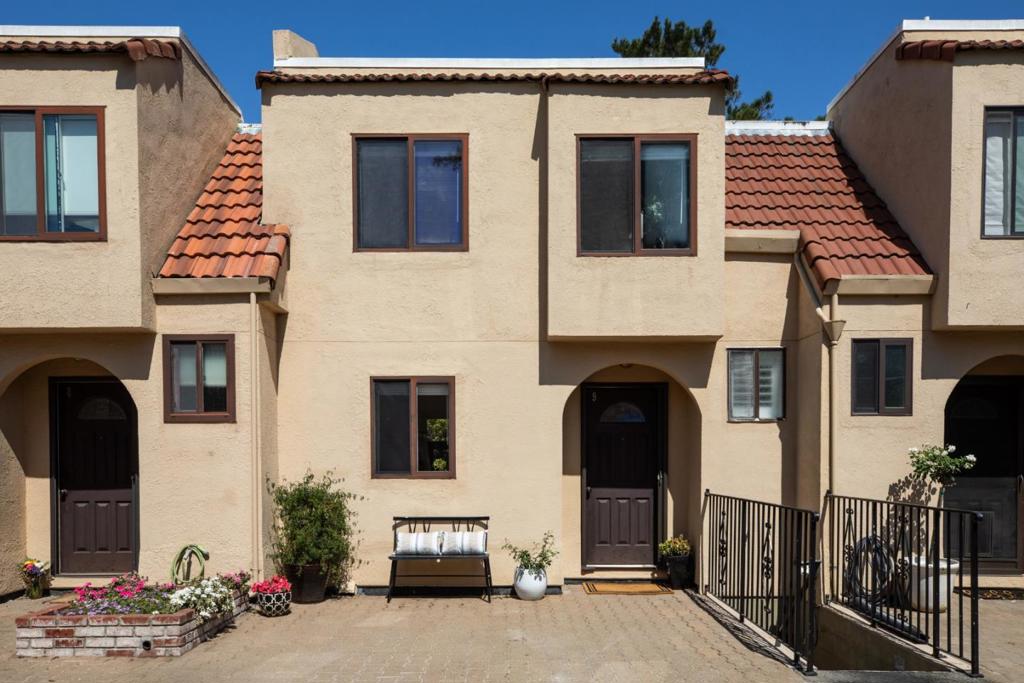 229 E Bellevue Avenue 9