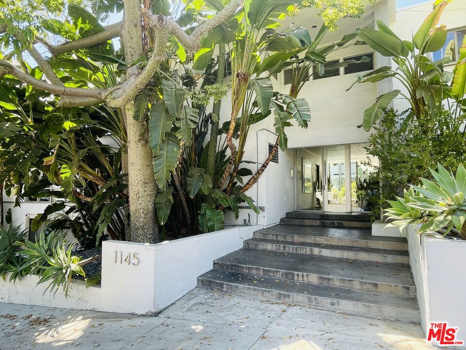 1145 Larrabee Street 3
