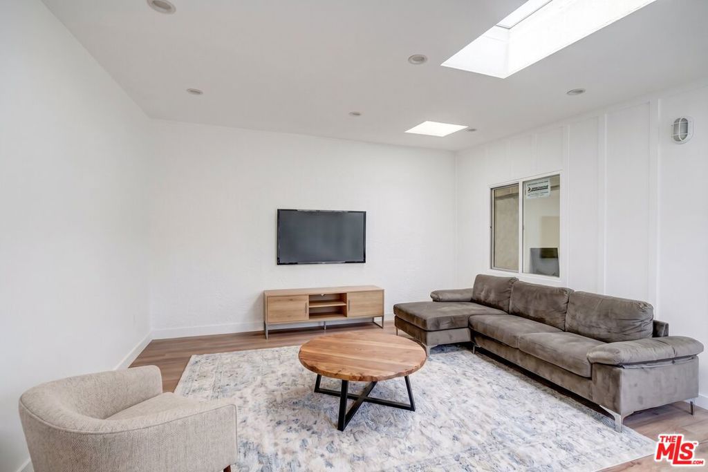 19924 1/2 Welby Way 1/2
