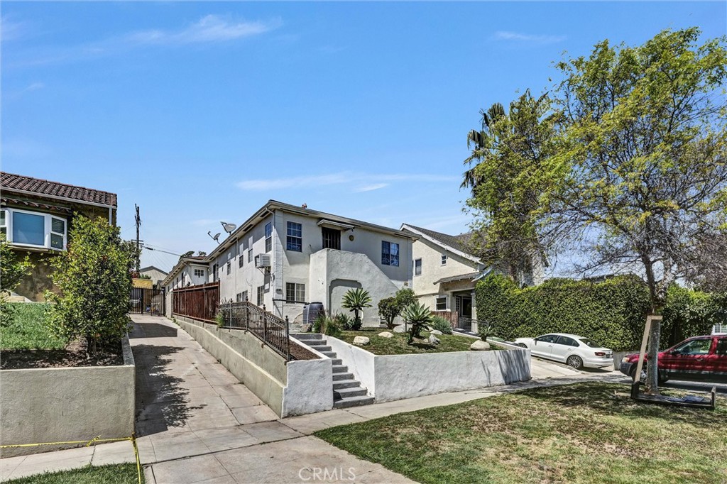 1861 S Redondo