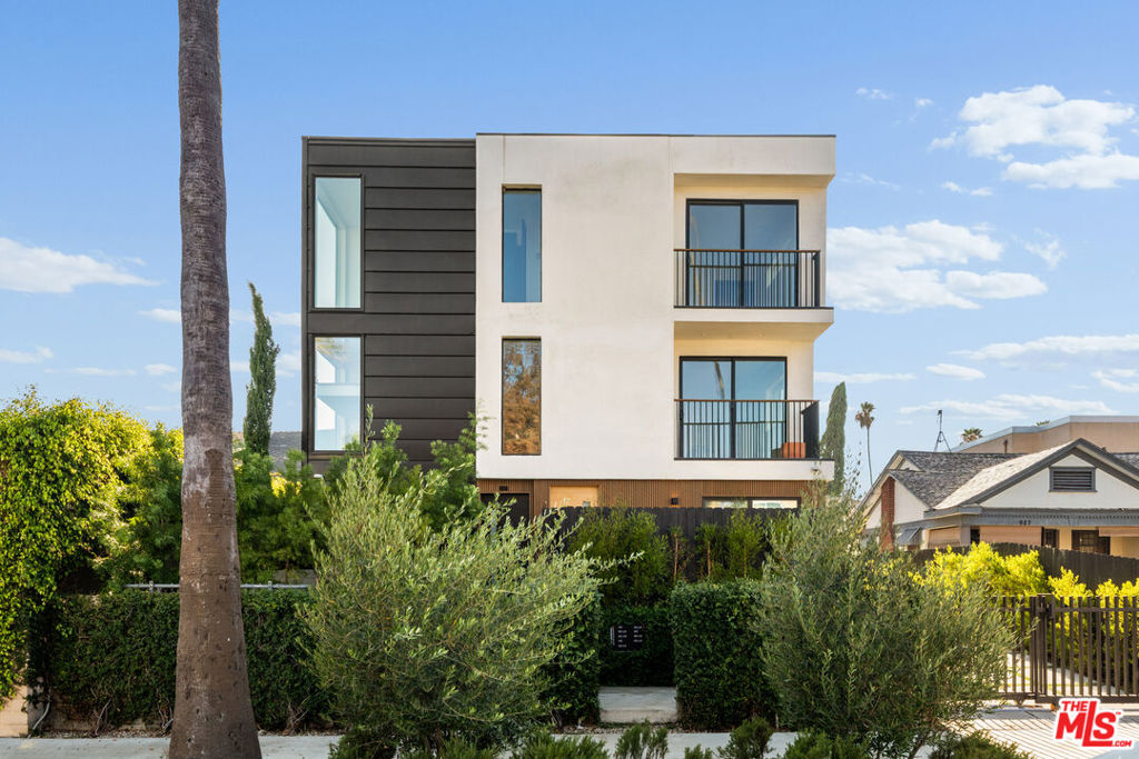 923 N Mariposa Avenue