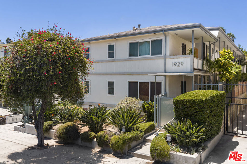 1929 Tamarind Avenue 8