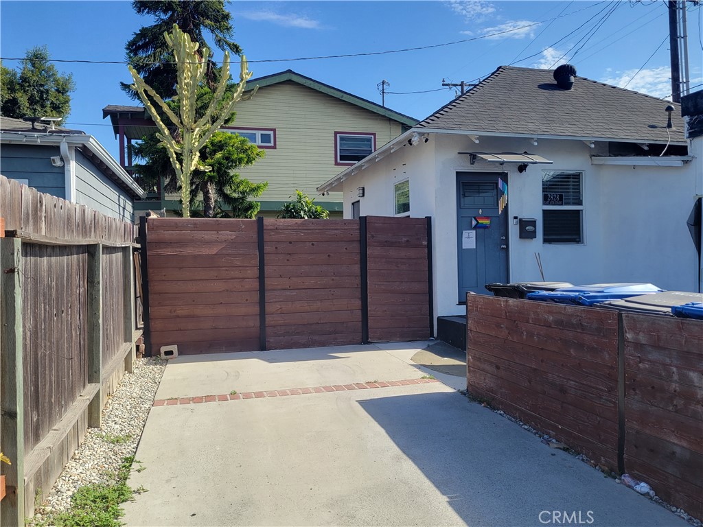 2828 E 10th