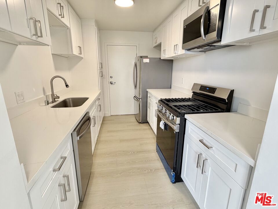 468 S Roxbury Drive 404