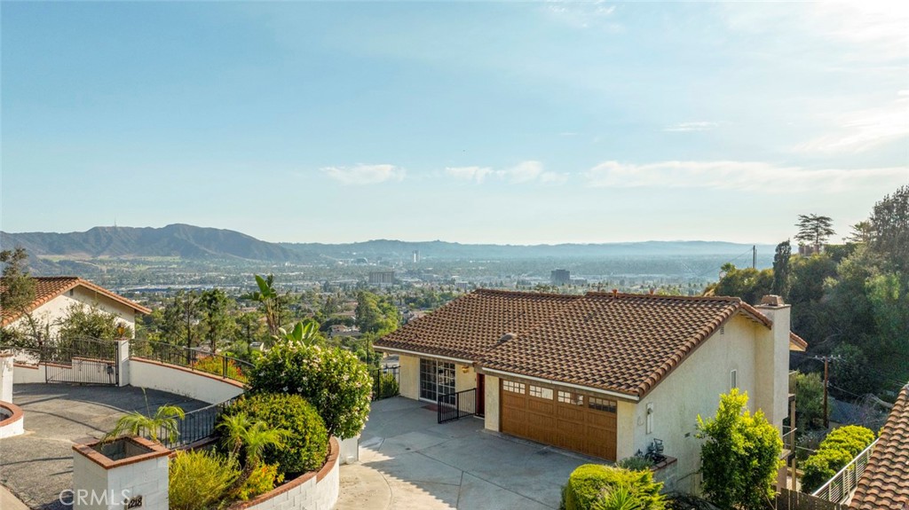 1218 E Tujunga